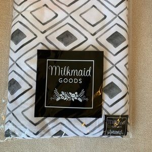 Milkmaid Goods.  Painted Diamonds Nursing Poncho & Car Seat Cover. NWT.